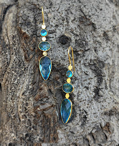 Pendientes largos de cuarzo azul cielo, ligeros, al por mayor, de latón chapado en oro de 18k, con tres gemas engastadas en bisel, tipo gota. - Product Image 6