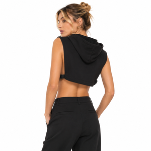 Débardeur à capuche noir minimaliste sans manches pour femme, coupe courte, avec logo personnalisé, côtés ouverts, cordon de serrage et sangle à boucle - Product Image 2