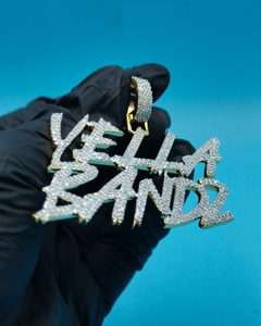 จี้ตัวอักษรแบบกำหนดเอง Yella Bandz เงินแท้ 925 ชุบทอง 18K ประดับเพชรโมอิสซาไนต์ทรงกลมเจียระไนแบบเหลี่ยม ทรงฮิปฮอป สำหรับทั้งชายและหญิง - Product Image 1