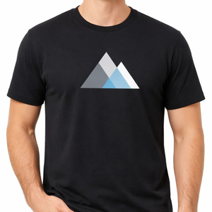 Camiseta Premium Negra para Hombre |   Estampado minimalista de montaña con triángulos geométricos azules | |   Top Moderno con Diseño Abstracto de Picos - Product Image 2