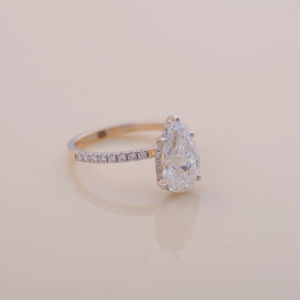 Bague de fiançailles avec diamant de laboratoire taille poire de 2,04 carats |   Argent sterling 925 massif |   Bague de mariage pavée - Product Image 2