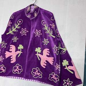 เสื้อแจ็คเก็ตคอจีนกำมะหยี่สีม่วง ปักลายดอกไม้และนกด้วยมือ ทรงหลวม สไตล์จีน เสื้อคลุมฤดูหนาว - Product Image 1