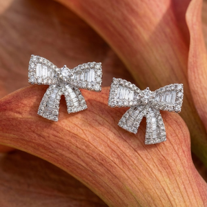 ต่างหูเพชรแท้ทรงบาแก็ตต์ ดีไซน์ริบบิ้นสวยงาม ชุบทองคำขาว 18K แท้ 148 เม็ด น้ำหนัก 1.44 กะรัต ทันสมัย น่ารัก ขายส่ง - Product Image 3