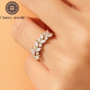 Bague de Fiançailles Romantique pour Femme en Argent Plaqué Or 18K avec Moissanite Taille Coussin et Grappe de Fleurs Sertie à Griffes - Collection Charm Jewels - Product Image 4