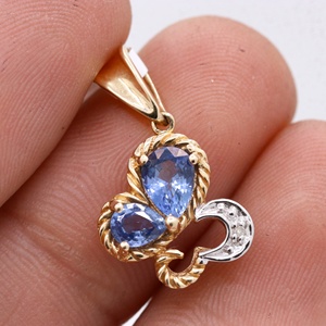 Colgante de Mariposa de Oro Amarillo Sólido de 14K con Zafiro Azul Natural y Diamantes, Joyería Fina, Memoria Jewels, Venta al Por Mayor - Product Image 1