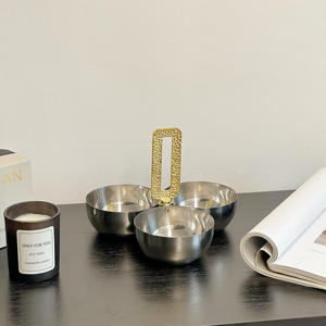Ensemble de deux bols en métal glamour avec poignée dorée scintillante, plat de service poli pour la présentation des aliments lors de fêtes - Product Image 5