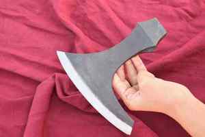 Hache artisanale de qualité industrielle à double lame, lame en acier Damas forgée à la main, manche en bois - Product Image 3