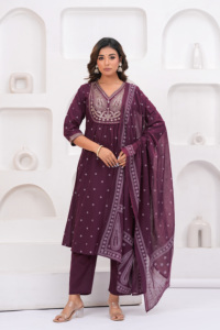 ชุดคุรตะปักลายไวน์สำหรับผู้หญิง พร้อมกางเกงและผ้าคลุมไหล่ |   ชุดผ้าฝ้ายสไตล์ชาติพันธุ์สำหรับสุภาพสตรี |   ชุดสำหรับงานเทศกาลและชุดลำลอง - Product Image 4