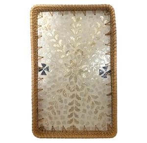 Ensemble de plateaux à collation en rotin naturel artisanal avec incrustation de nacre, plateau de service de luxe haut de gamme et décoration festive pour la maison - Product Image 1