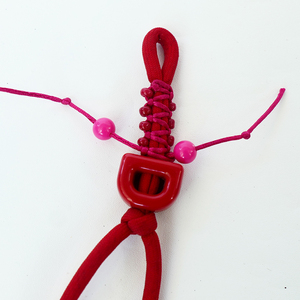 Colgante de muñeco lindo hecho a mano de paracord para llavero, cadena de bolso, accesorio estético para tirador de cremallera de mochila, en rojo y rosa, artículos de regalo - Product Image 2