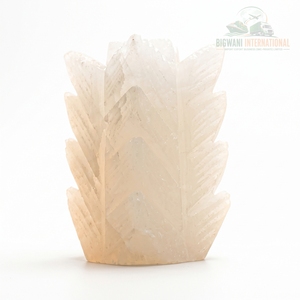 Lampe de table bien-être en sel de cristal de l'Himalaya blanc pur, sculptée en forme de plume, design multicouche en feuille pour la décoration intérieure - Product Image 1