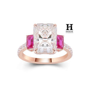 Anillo de Compromiso de Lujo con Diamante Cultivado en Laboratorio de Corte Radiante de 3 Quilates, Oro Rosa de 14K, Anillo de Tres Piedras con Diamantes Laterales Radiantes Rosados y Banda Pavé - Product Image 5