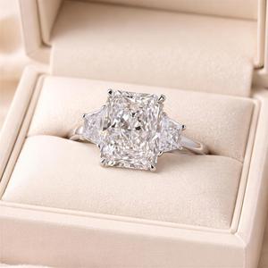 Bague de fiançailles en diamant de laboratoire taille radiant et trapézoïdale, or massif 10K 14K 18K, design de joaillerie fine, certifiée IGI E VVS - Product Image 2