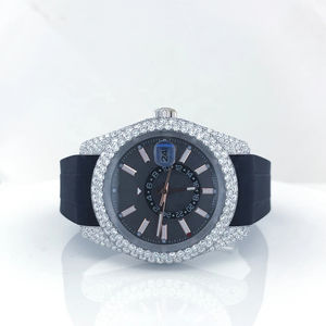 Montre personnalisée avec cadran noir époustouflant, demi-sertie de diamants Moissanite ronds, cadran et chiffres classiques avec date, dotée de diamants - Product Image 1