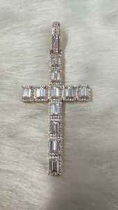 Pendentif Croix en Argent Sterling 925 avec Moissanite Taille Baguette Sertie en Bezel, Bijou Chrétien Religieux Unisexe - Product Image 3