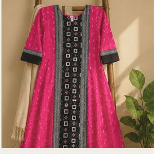 Ikkat Arts - Vestido Anarkali Bandhani Bloom en Rosa Intenso y Negro - Product Image 2