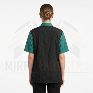 Blouse de travail unisexe noire et verte en polyester imperméable avec détection d'aiguilles pour usage professionnel (coiffeur) - Product Image 4