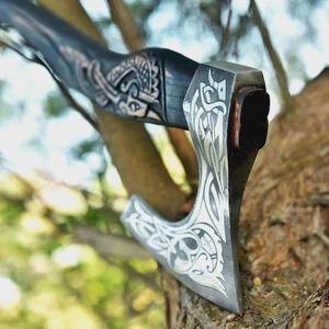Hacha Vikinga Hecha a Mano con Hoja Grabada Nórdica y Mango de Madera para Uso en Supervivencia - Product Image 6