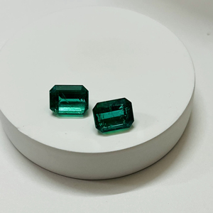 Émeraudes zambiennes naturelles non traitées, paire assortie taille émeraude 5,20 carats, vert émeraude, qualité très fine, certifiées IGI, coupe excellente, Sadiya - Product Image 1