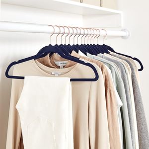 Confezione da 50 appendiabiti sottili blu navy in velluto e tessuto, antiscivolo, per abiti e vestiti, con dettagli oro rosa - Product Image 3