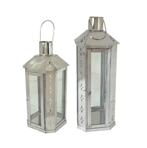 Ensemble de lanternes à bougies hexagonales en acier inoxydable poli argenté, avec cadre métallique perforé à découpe étoile et cheminée cylindrique à toit pyramidal - Product Image 6
