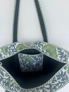 Bolso Tote de Algodón Acolchado con Diseño Floral Verde Boho, 17x14 Pulgadas, Hecho a Mano, con Correa para Hombro, Bolsillo Interior, Lavable y Reutilizable - Product Image 6