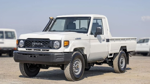 PREMIÈRE MAIN TITULAIRE 2025 TOYOTA LAND CRUISER PICKUP LC79 SIMPLE CABINE 4.2L DIESEL V6 BOÎTE MANUELLE VÉHICULE D'OCCASION PICKUP CONDUITE À GAUCHE EN BON ÉTAT - Product Image 1