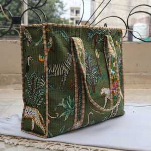 Sac fourre-tout en coton matelassé fait main, imprimé animaux de la jungle verte, sac à bandoulière bohème, sac fourre-tout tropical, sac à main imprimé faune - Product Image 2