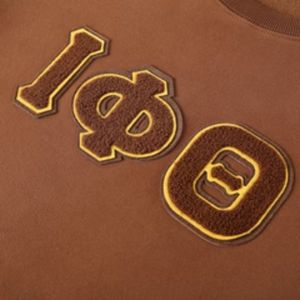 เสื้อสเวตเชิ้ตคอกลมแบบมีกระเป๋า Iota Phi Theta สีน้ำตาล ผลิตจากผ้าเชนิลล์ เสื้อผ้ากรีกคุณภาพพรีเมียมสำหรับสมาคมนักศึกษา - Product Image 3