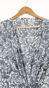 Vestido Kaftan Maxi con Estampado Floral en Bloques Grises Estilo Boho Chic, Cuello en V, Corte Holgado, Algodón, Informal, para Vacaciones y Playa - Product Image 4