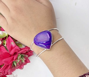 Bracelet manchette double fil plaqué argent avec pierre précieuse triangulaire Druzy de sucre violet, réglable, fait main, bijou tendance pour femme - Product Image 1
