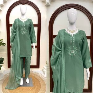 Hermosa y lujosa diseñadora de moda Nueva colección Secuencia y bordado Trabajo Triturado Chinon Lehenga Choli - Product Image 6