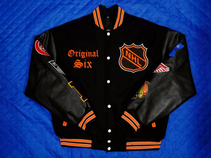 Chaqueta Varsity Negra Personalizada de Lana para Hombre, Chaqueta Bomber con Mangas de Cuero Negro y Múltiples Parches, Uniforme de Béisbol Letterman al por Mayor - Product Image 3