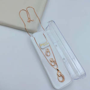 Ensemble de bijoux fantaisie avec pendentif en chaîne plaqué or et pierres autrichiennes - Product Image 1