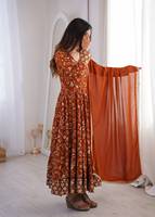 Robe de soirée de créateur en faux georgette, richement brodée et ornée de sequins, avec jupe et dupatta, ensemble prêt-à-porter.