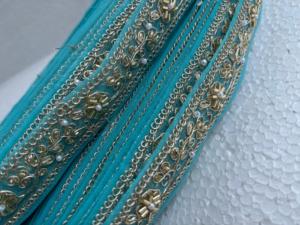 Elegante Cinta de Encaje Bordada en Turquesa con Cuentas Doradas y Trabajo Zari para Decoración de Vestidos Saree y Manualidades - Product Image 2