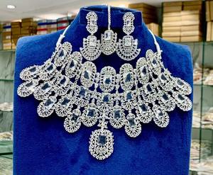 Conjunto de collar tradicional afgano hecho a mano con piedras multicolor, diseños florales de rubí y esmeralda, y oro antiguo. - Product Image 4