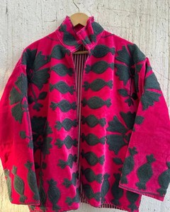 Veste courte en velours rose brodée à la main pour femmes, avec des motifs floraux et des broderies au fil, veste ouverte sur le devant - Product Image 3