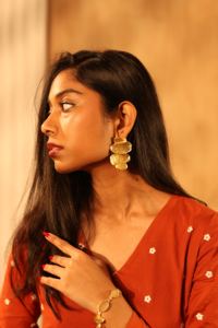 Pendientes Esculpidos Chapados en Oro |   Pendientes de Diseño Abstracto en Latón Hechos a Mano para Mujer - Product Image 4