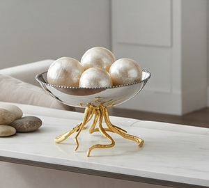 Bol en métal artisanal haut de gamme avec base en branches dorées et intérieur argenté poli, idéal pour servir des aliments lors de fêtes ou comme centre de table décoratif. - Product Image 5