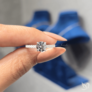 Élégante bague de fiançailles et de mariage intemporelle en or blanc 10K avec diamant de laboratoire brillant 1,00 carat, sertie pavé style cathédrale, certifiée IGI - Product Image 5