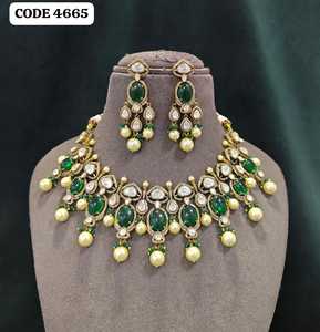 Elegante Conjunto de Joyería Nupcial Chapado en Oro con Perlas de Esmeralda de Corte Ovalado y Aretes de Perlas de Corte Pera con Engaste de Bisel - Product Image 2