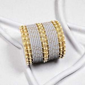 ชุดกำไลข้อมือเจ้าสาวชุบทองคำประณีต พร้อมไข่มุกเทียมคุณภาพพรีเมียมและงานประดับด้วยหินคุณดัน ดีไซน์แบบคังกันแบบดั้งเดิม - Product Image 3