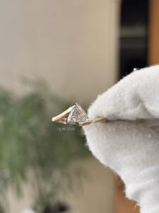 Bague solitaire raffinée en or massif 14 carats avec diamant de laboratoire taille trillion serti par tension, 0,90 carat VS EF, bijoux fins pour fiançailles - Product Image 3