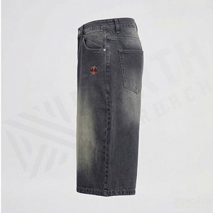 Pantalones cortos de mezclilla de alta calidad estilo streetwear, lavados y desgastados, con logo impreso por transferencia térmica, jeans largos en blanco para venta al por mayor. - Product Image 3