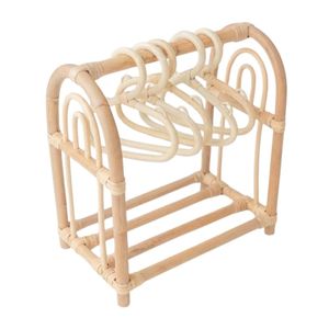Porte-vêtements pour poupées en rotin naturel fait main avec cintres, support de vêtements miniature bohème, organisateur de rangement durable pour jouets de chambre d'enfant - Product Image 1