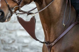 Équipement équestre en cuir de qualité supérieure : Bretelles de selle rigides avec fixation martingale et boucles à roulettes réglables – Produit équin - Product Image 5