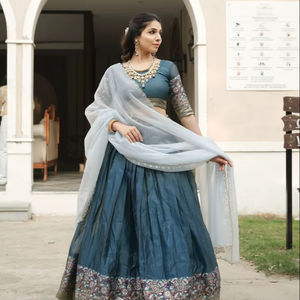 Conjunto de Lehenga Choli de Diseñador Shimmar con Trabajo Zari Plateado-Dorado y Dupatta con Moti Arcoíris - Product Image 1