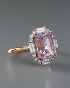Anillo de compromiso de lujo con zafiro rosa talla cojín y halo de diamantes baguette y redondos en oro rosa de 14K, estilo vintage, para ella - Product Image 4