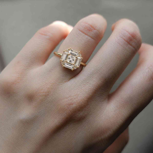 Bague de luxe géométrique plaquée or 14 carats avec diamant de laboratoire taille émeraude, bijou minimaliste tendance pour femme - Product Image 2